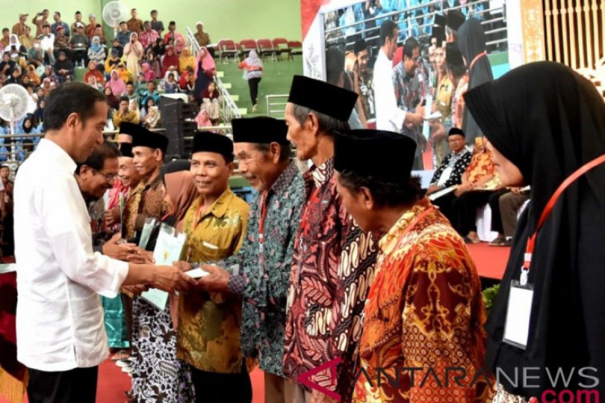 Jokowi bagikan 1.300 sertifikat tanah