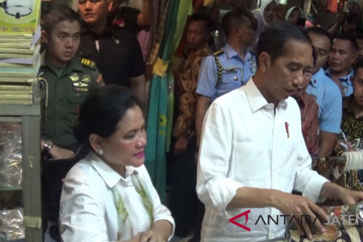 Presiden Jokowi borong batik di Pasar Grosir Setono