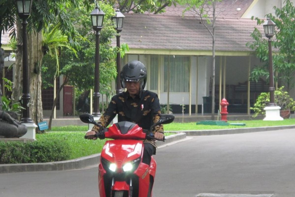 Presiden Jokowi coba sepeda motor listrik buatan ITS