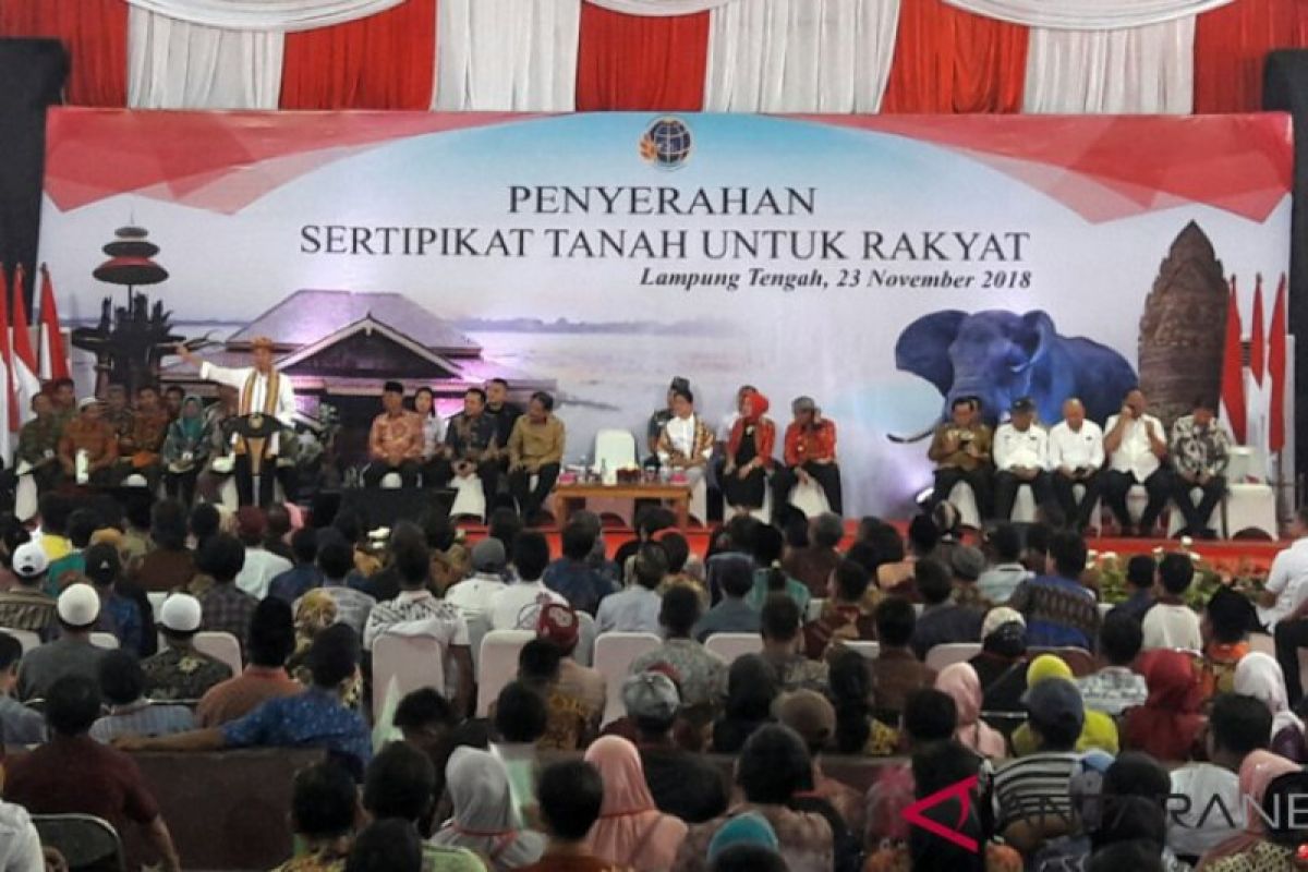 Presiden Jokowi serahkan sertifikat tanah di Lampung Tengah