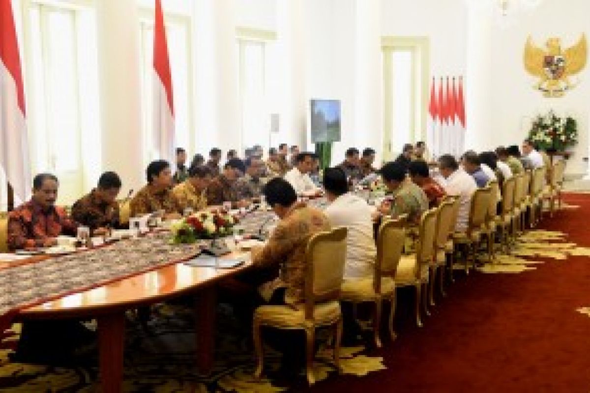 President Jokowi chairs limited cabinet meeting on human resources