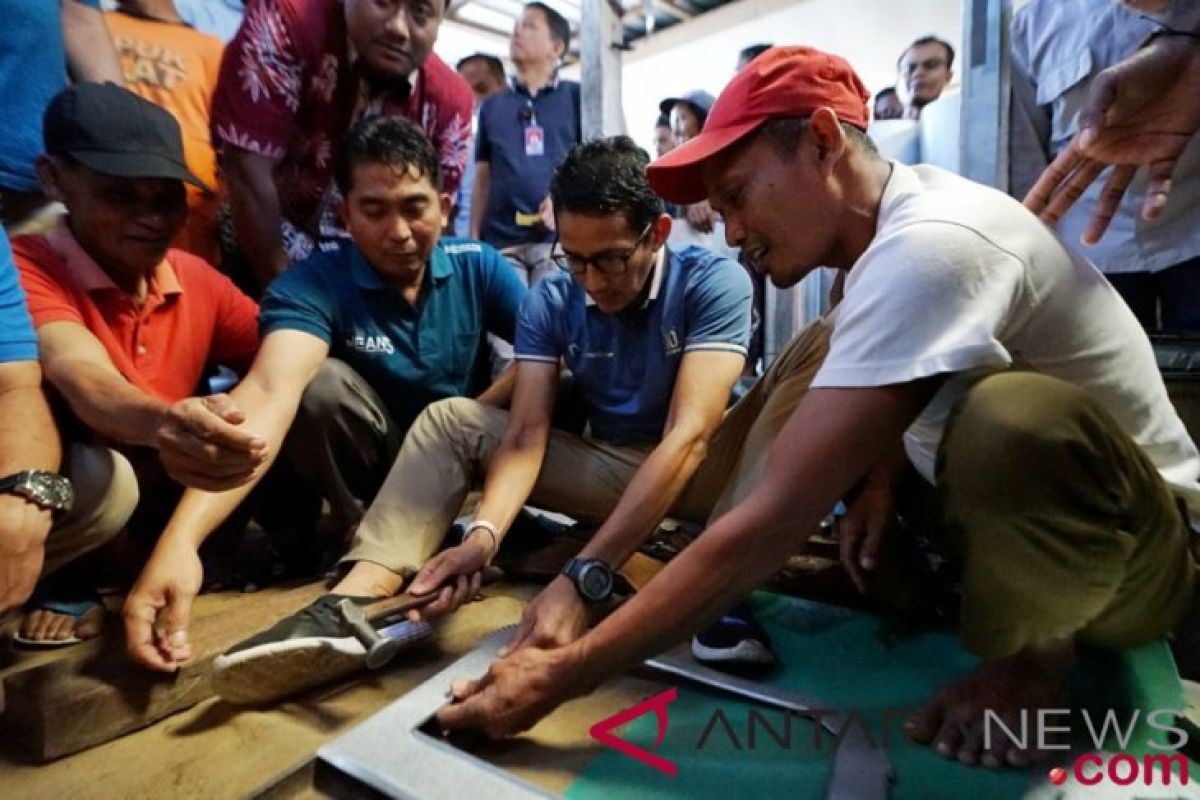 Sandiaga Uno temui perajin alat rumah tangga di Banyuwangi