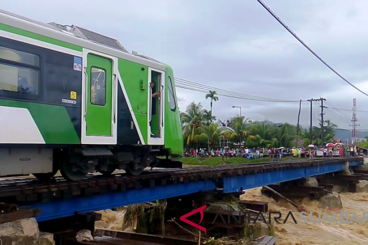 Air banjir kanal meluap, kereta api bandara tertahan sejam lebih (video)