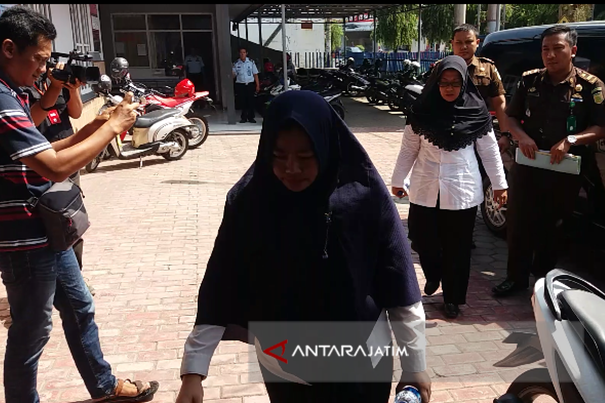 Kejari Situbondo Tahan Dua Tersangka Korupsi Uang Persediaan DPRD (Video)