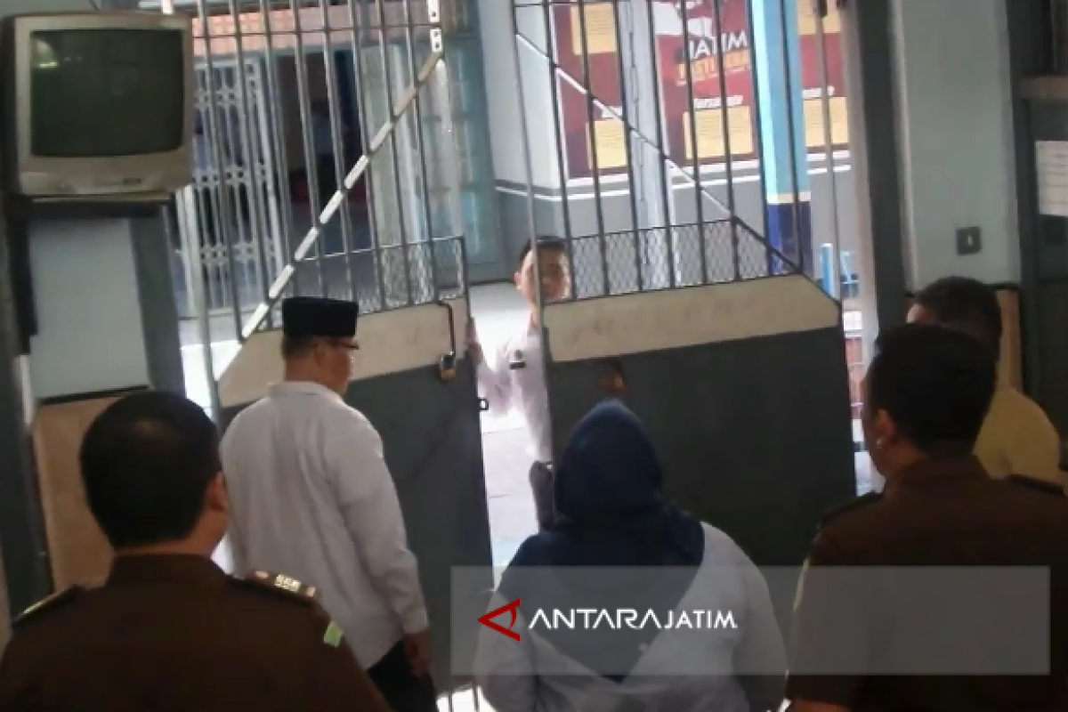 Kejari Situbondo Tahan Dua Tersangka Korupsi DBHCT (Video)