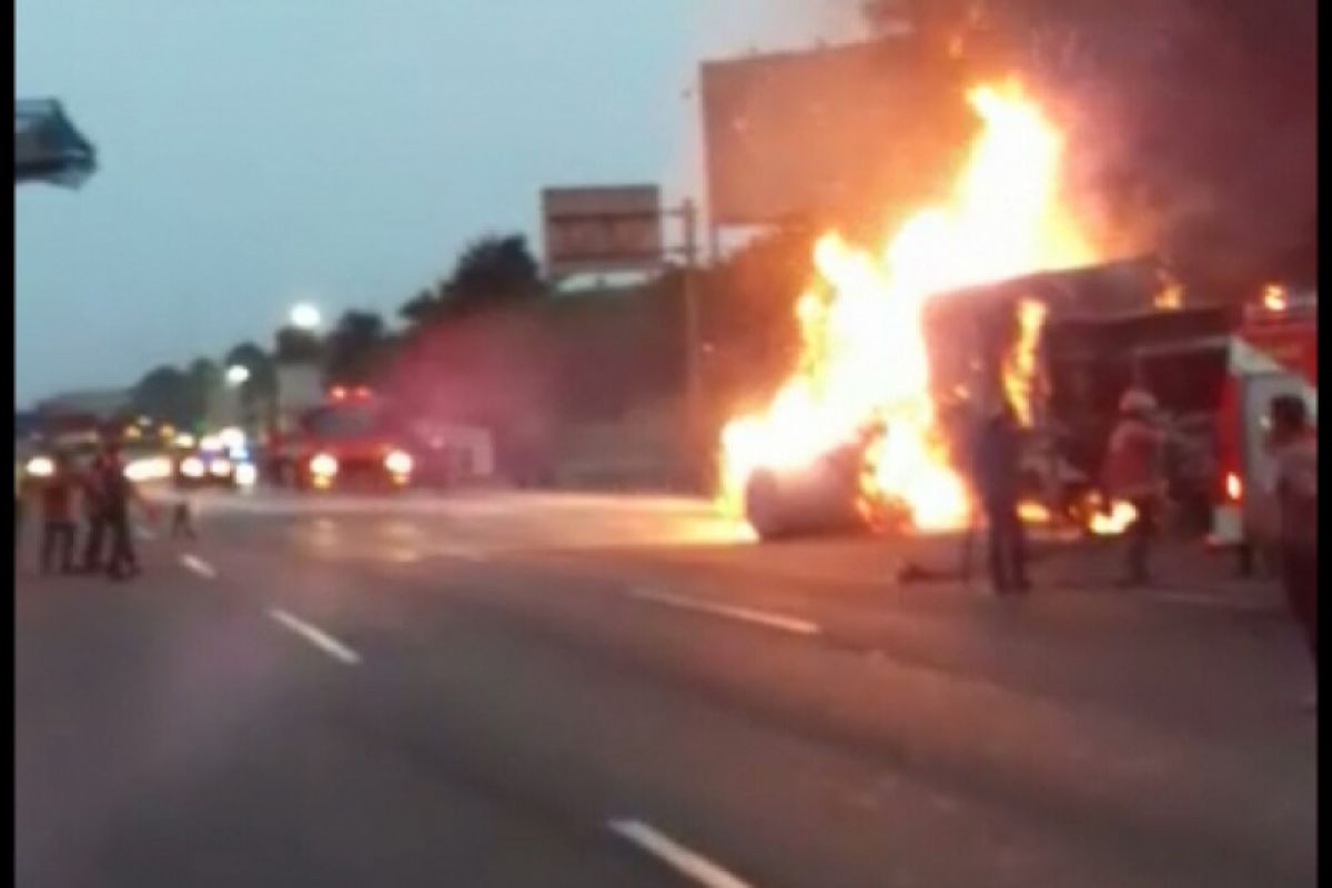 Tronton bermuatan kertas terbakar di Tol Jakarta-Cikampek