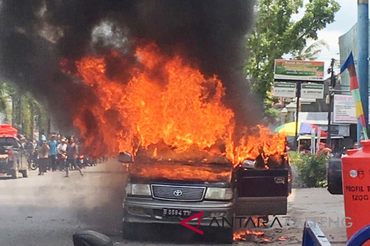 Ditinggal belanja, Sebuah mobil hangus terbakar di Kobar