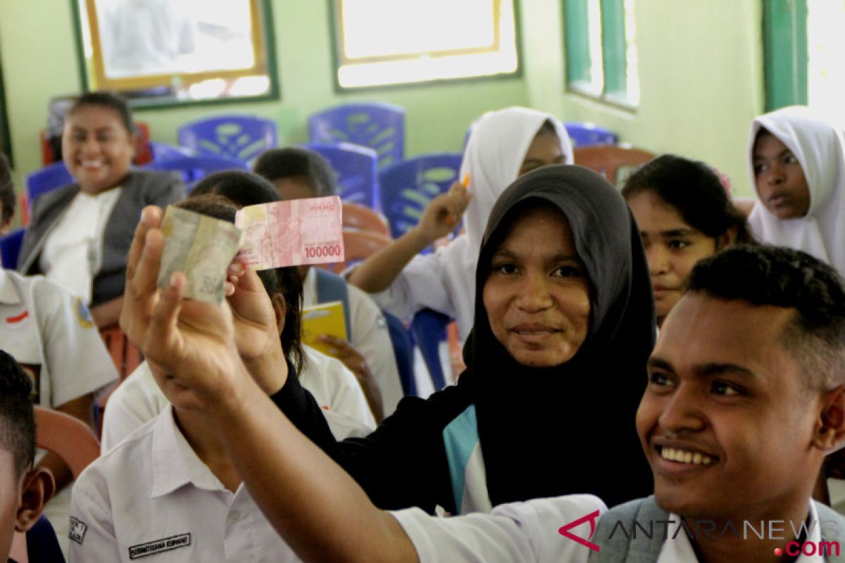 Tim ekspedisi pulau terluar disambut tarian hedung-seleng