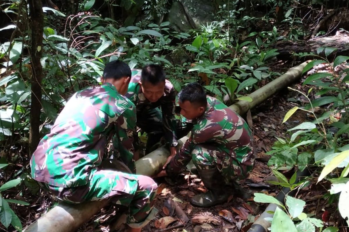 TNI perbaiki tanggul penampungan air di perbatasan