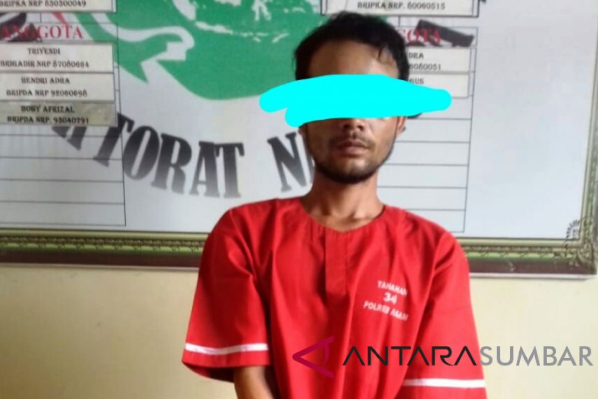 Polisi Agam tangkap dua terduga pengedar narkotika di rumahnya