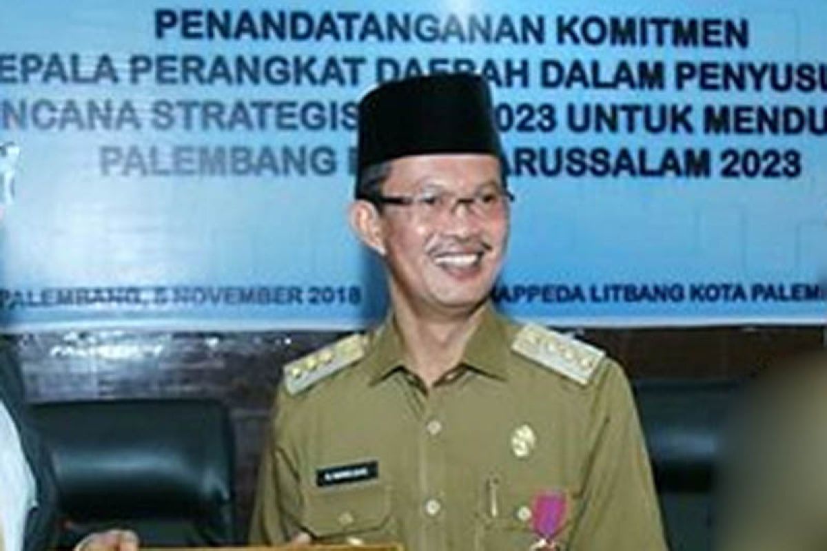 Kahmi beri walikota Palembang award