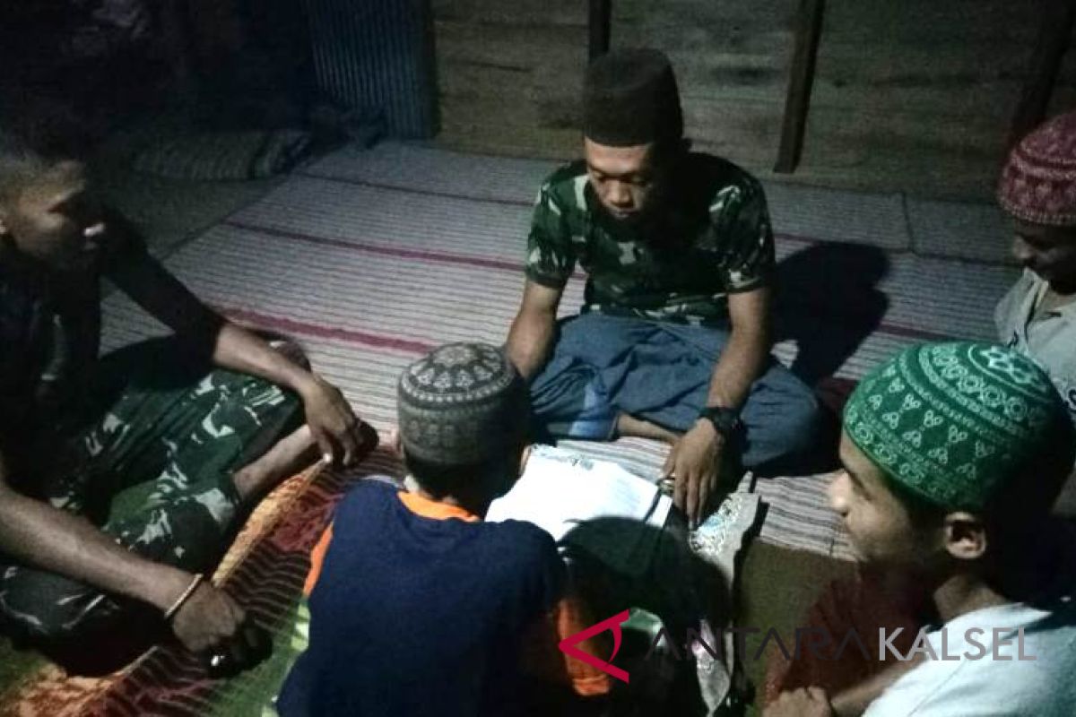 Satgas TMMD ajarkan anak-anak desa Malilingin baca tulis Al Qur'an