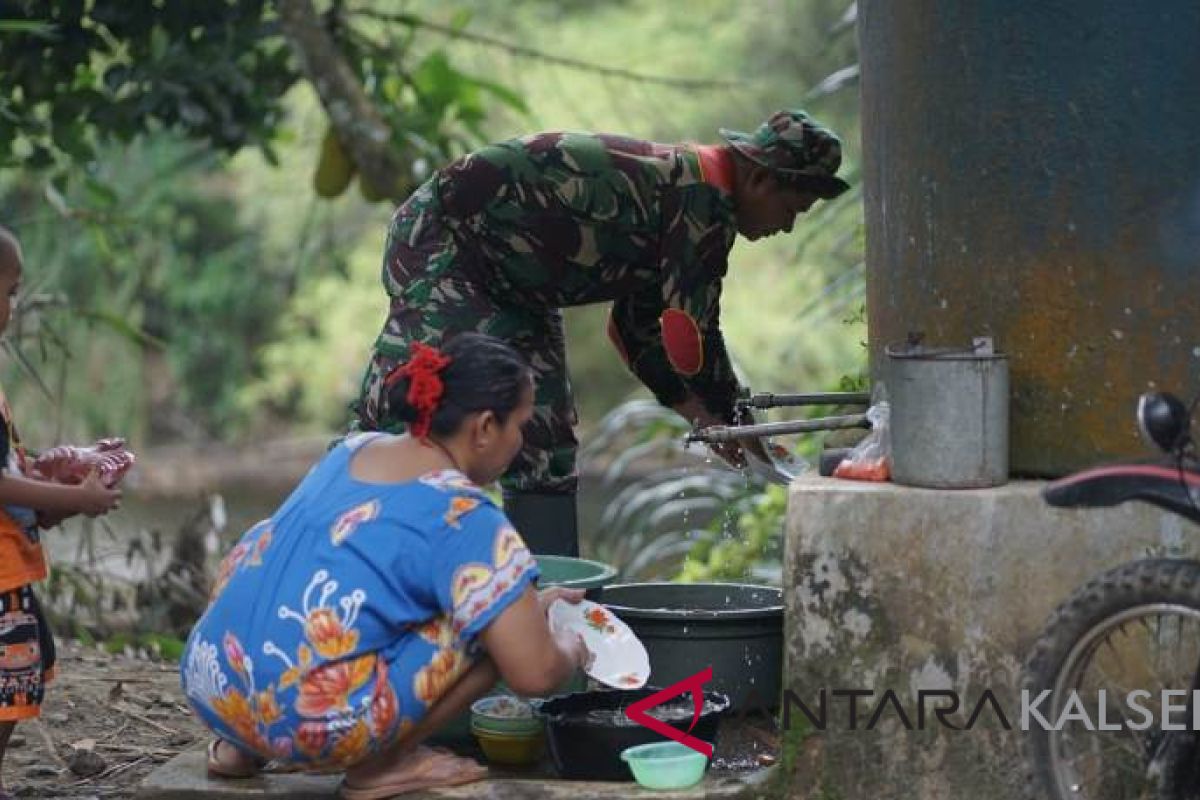 Anggota TNI tidak hanya memangul senjata tapi tak segan cuci piring