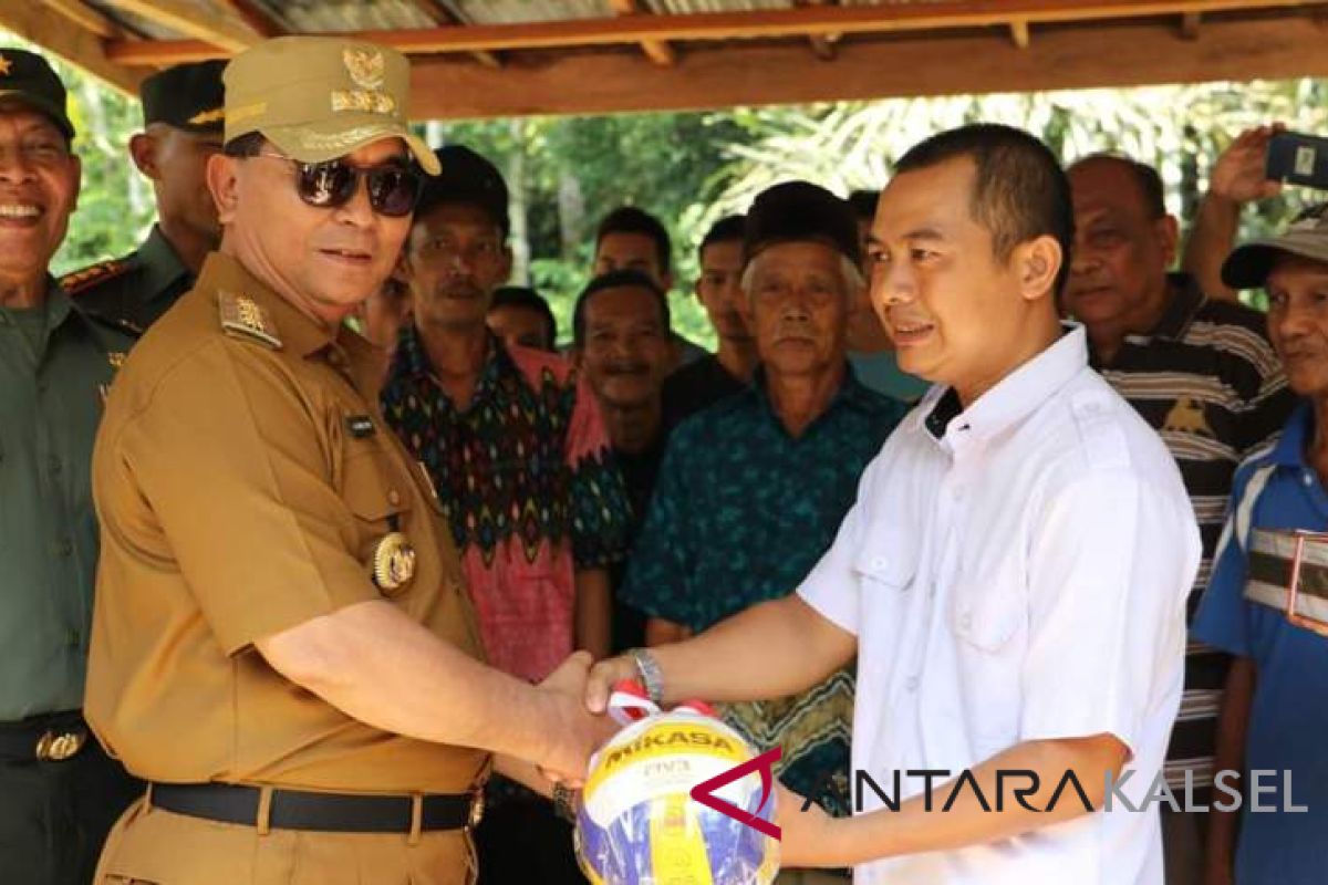 Bupati HSS serahkan bantuan alat olahraga untuk lokasi TMMD