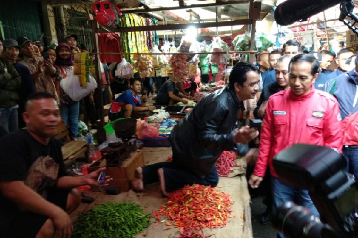 Presiden mengecek harga bahan pokok di Pasar Anyar Tangerang