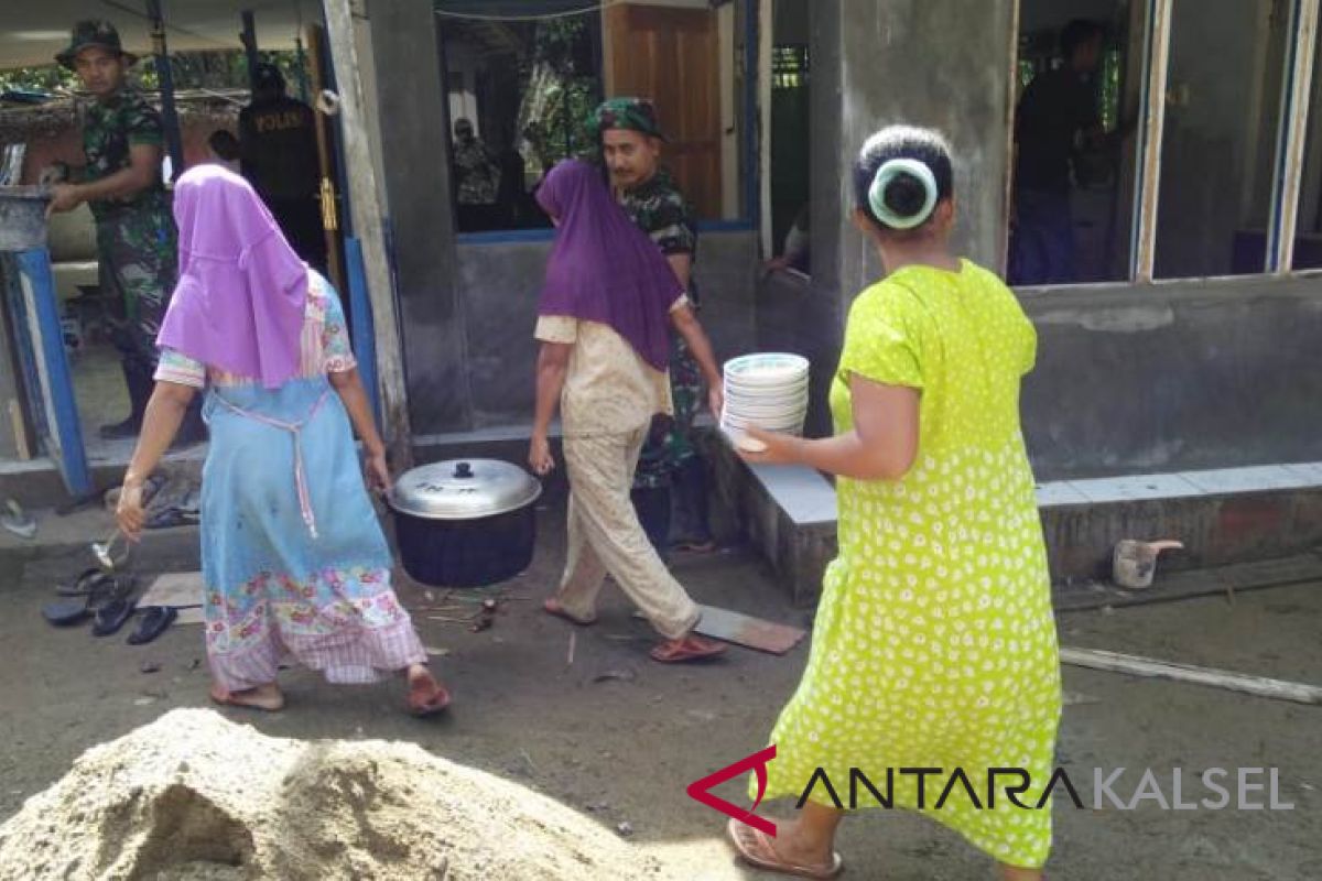 Anggap Satgas TMMD anak sendiri emak-emak sediakan kolak Pisang