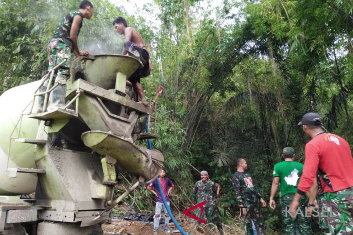 Pengecoran jembatan TMMD Kodim Kandangan di titik 1.100 meter