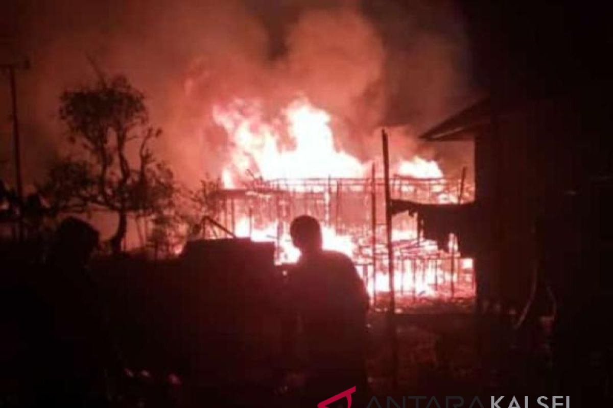 Kebakaran di Desa Baru Daha Barat hanguskan enam rumah