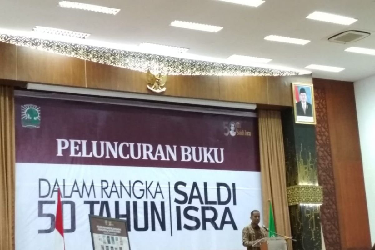 Peringati ulang tahun ke-50, Saldi Isra luncurkan lima buku konstitusi