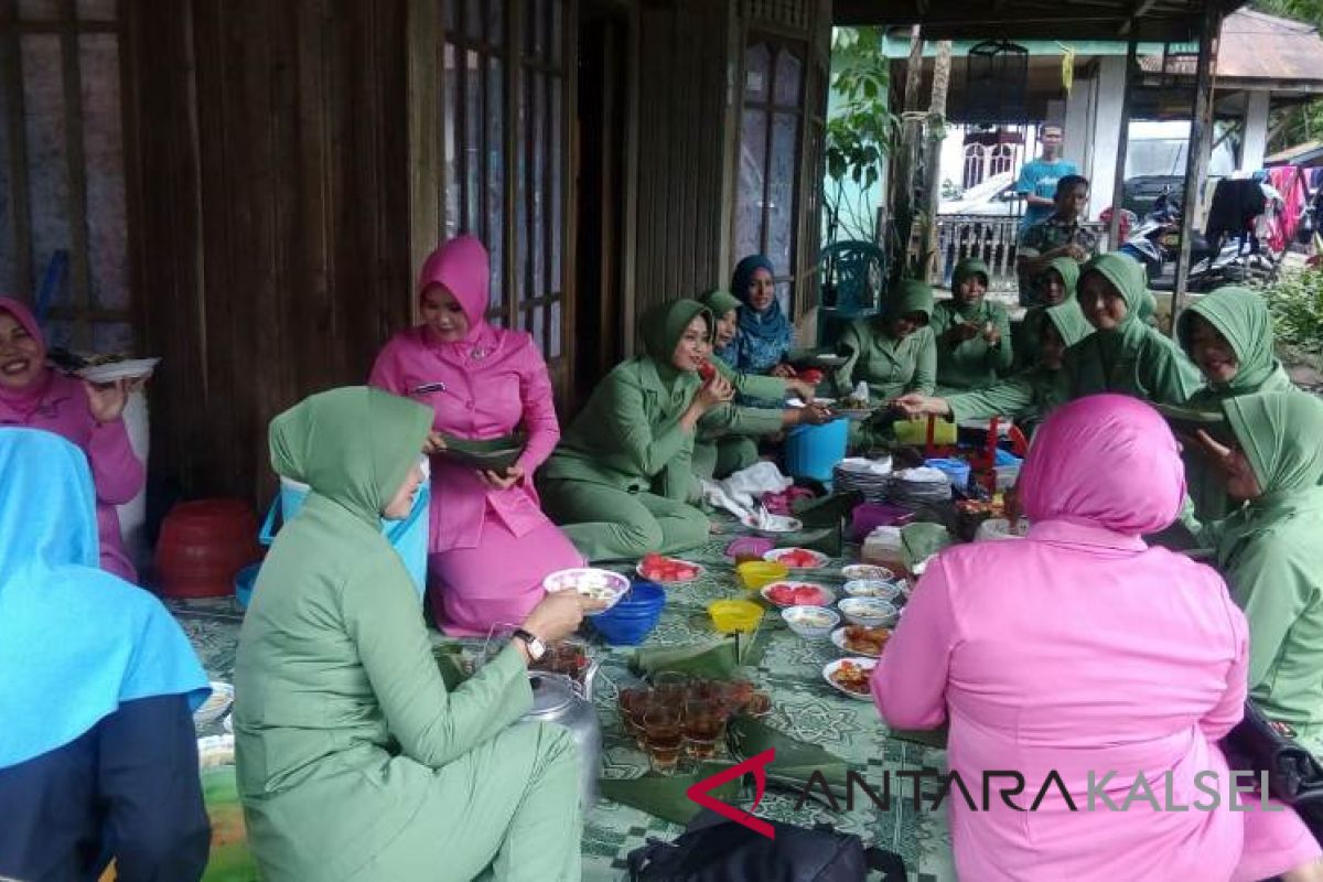 Persit Bhayangkari dan PKK makan bareng jalin kebersamaan