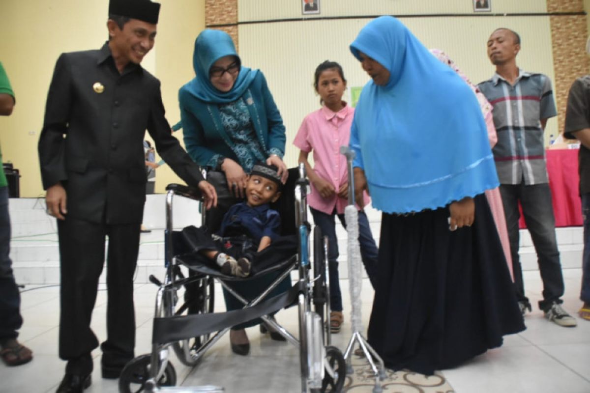 Pemkab Serahkan Bantuan Kursi Roda Penyandang Disabilitas