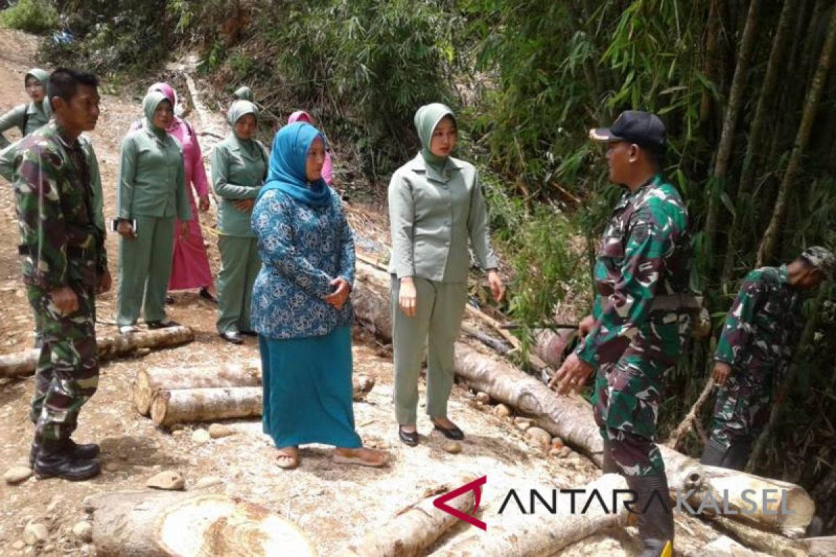 Persit Kodim Kandangan dukung tugas suami di TMMD