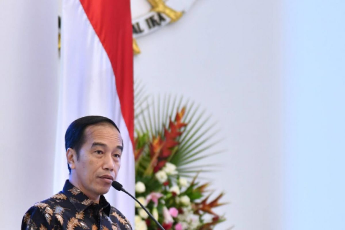 Jokowi urges ministers to regularly evaluate policies on investment