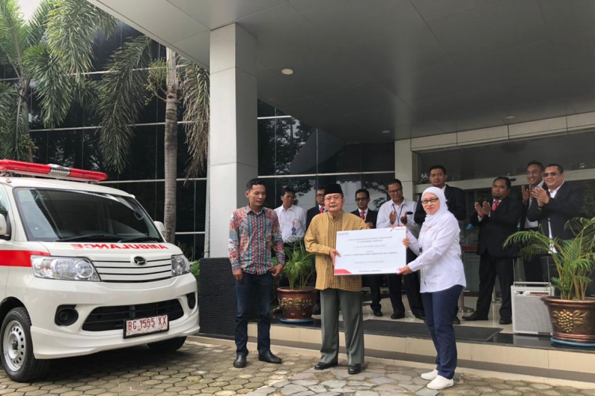 Pertamina Sumbagsel kembali serahkan tiga unit mobil ambulans