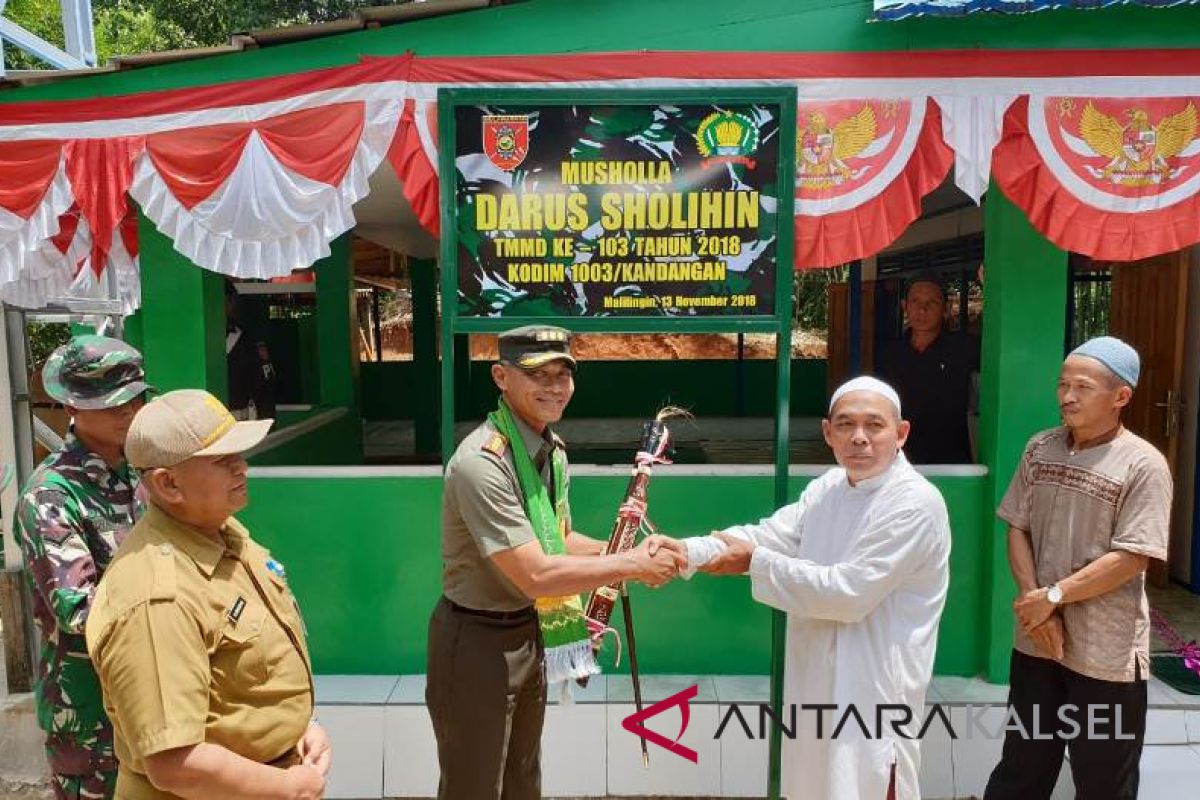 Warga Malilingin berikan kenang-kenangan Mandau untuk Satgas TMMD