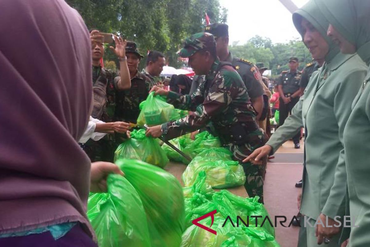 Ibu-ibu serbu pasar murah penutupan TMMD Kodim Kandangan