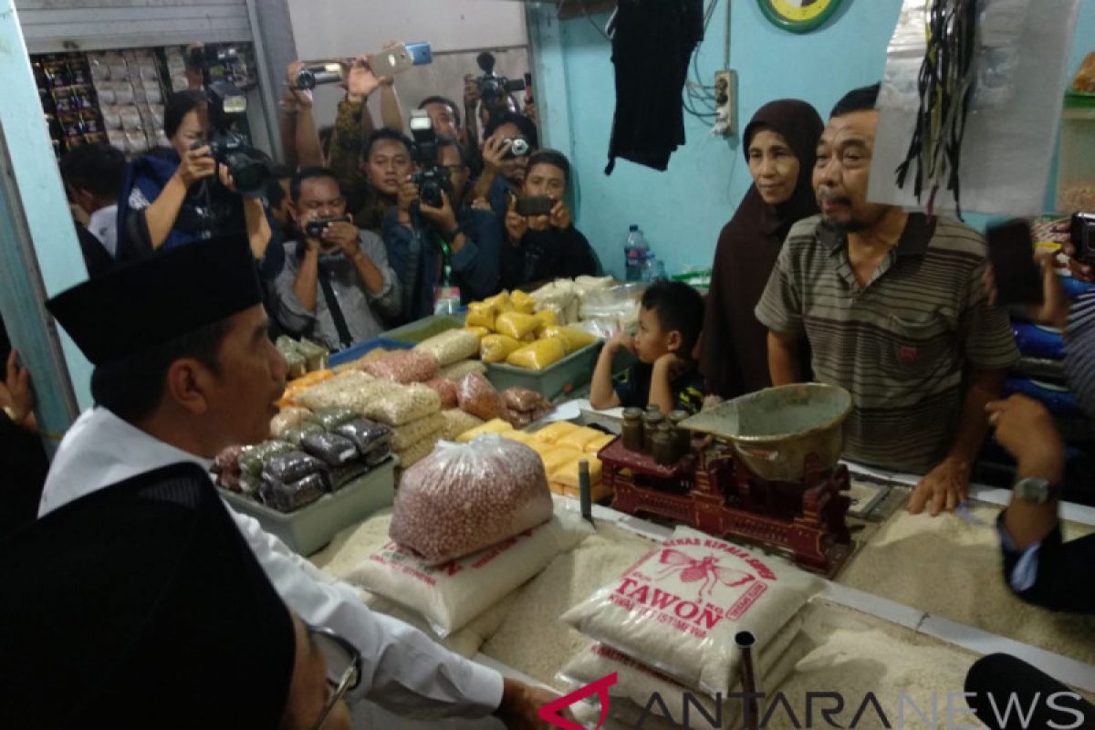 Presiden Jokowi cek harga ke Pasar Sidoharjo