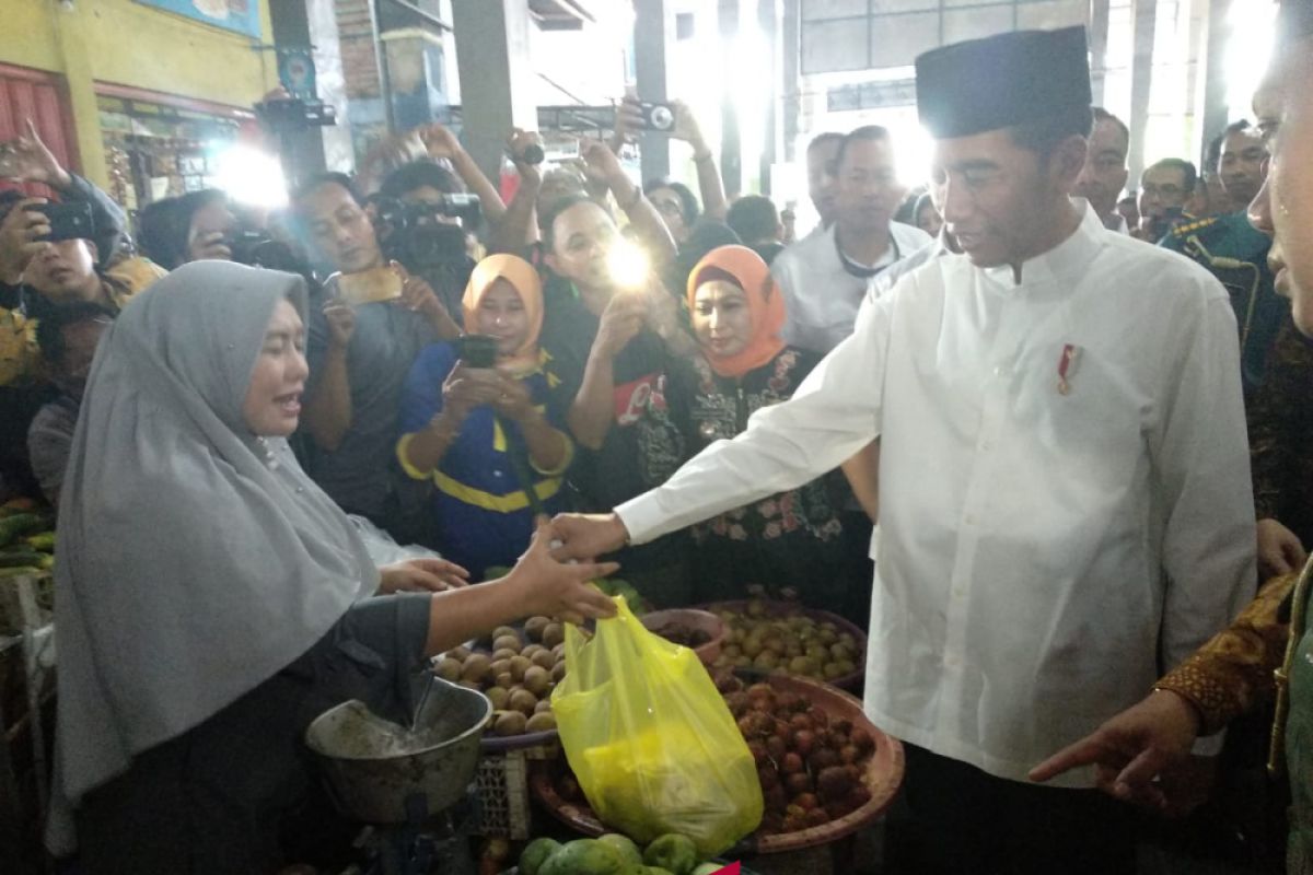 President Jokowi reviews prices at Sidoharjo Market