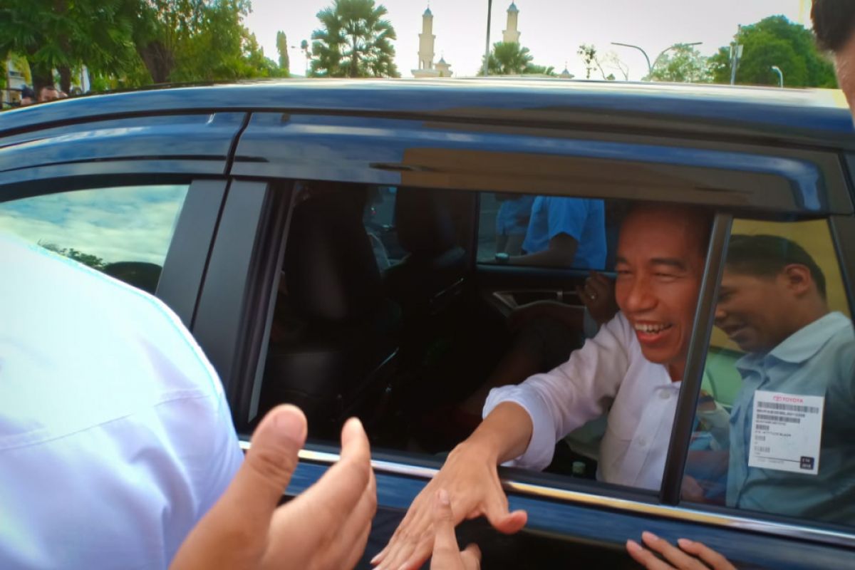 Jokowi ladeni permintaan swafoto warga Palembang