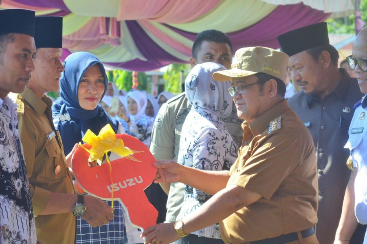 Tolinggula Terima Bus Pedesaan Dari Kemendes-PDT