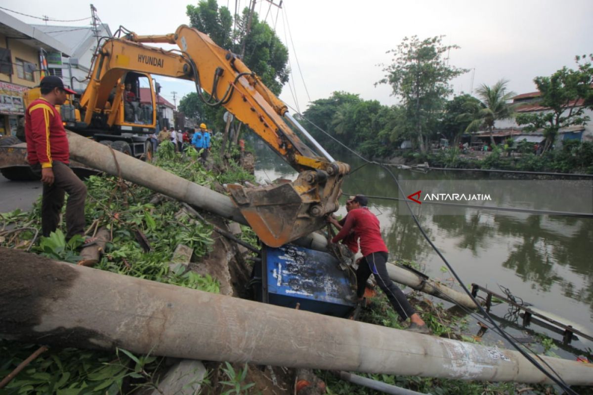 Sempadan Sungai Kalimas Ambrol