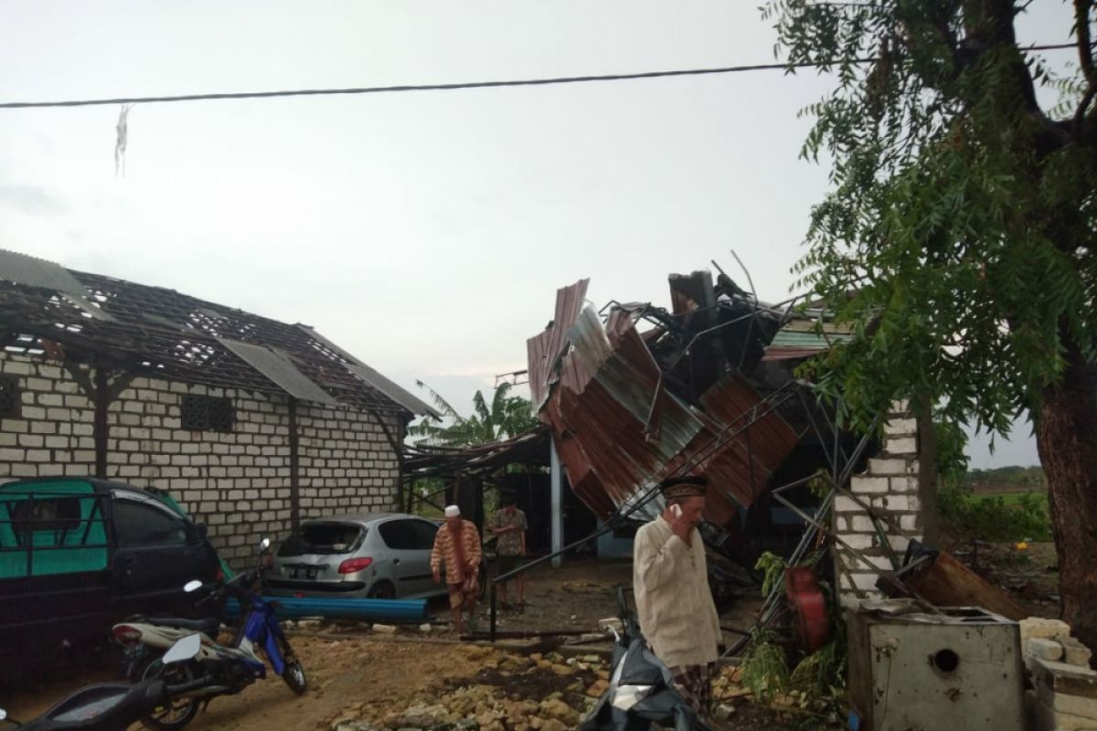 Ratusan Rumah di Gresik Rusak Diterjang Angin Puting Beliung