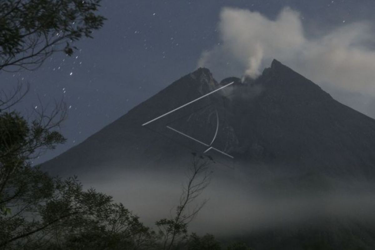 Gunung Merapi mengeluarkan 10 kali guguran lava