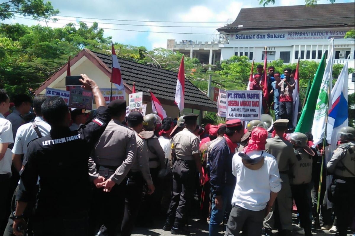 Polisi membubarkan demonstrasi pekerja PT WLI