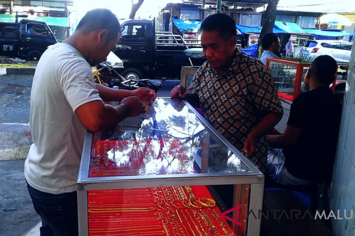 Transaksi emas pedagang pinggir jalan sepi