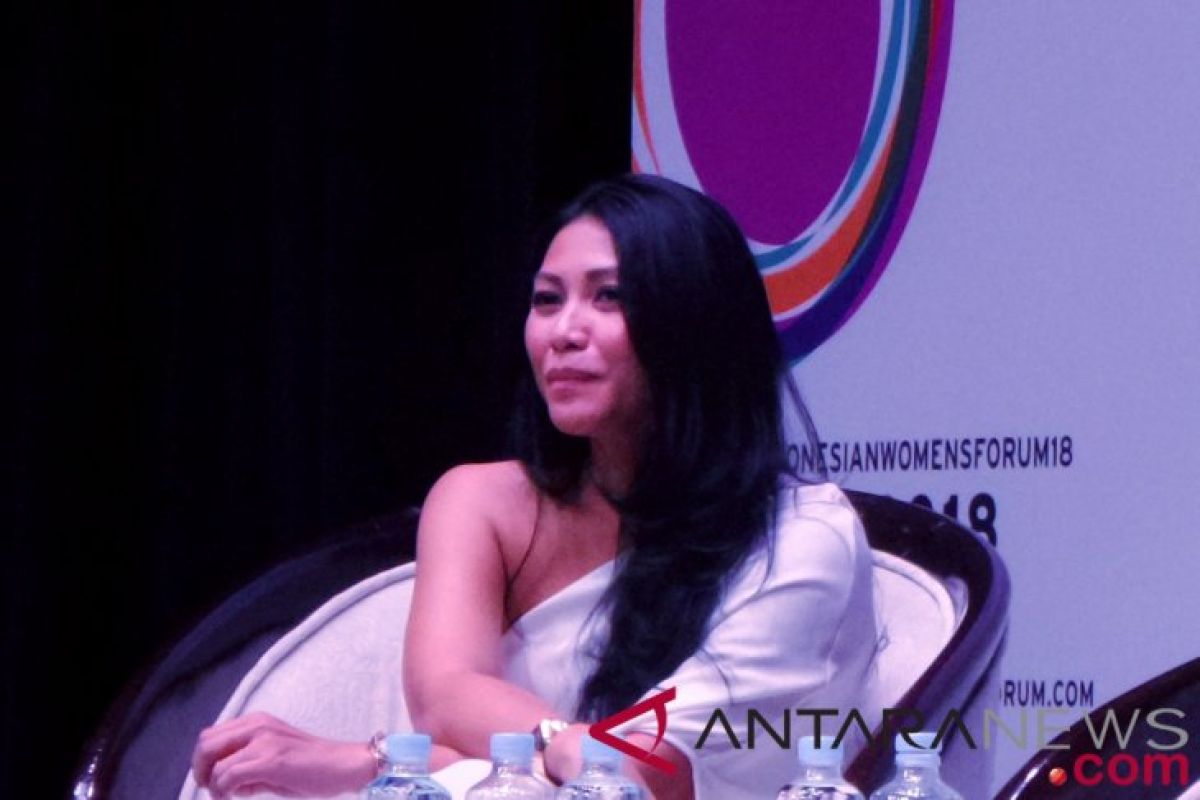 Ini alasan Anggun C. Sasmi menulis tentang komunisme