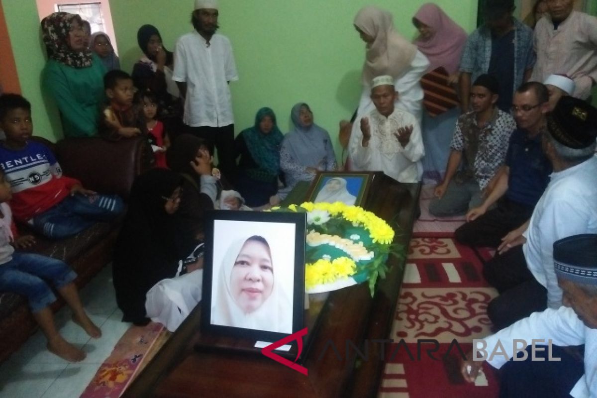 Jenazah Dede Angraini tiba di rumah duka