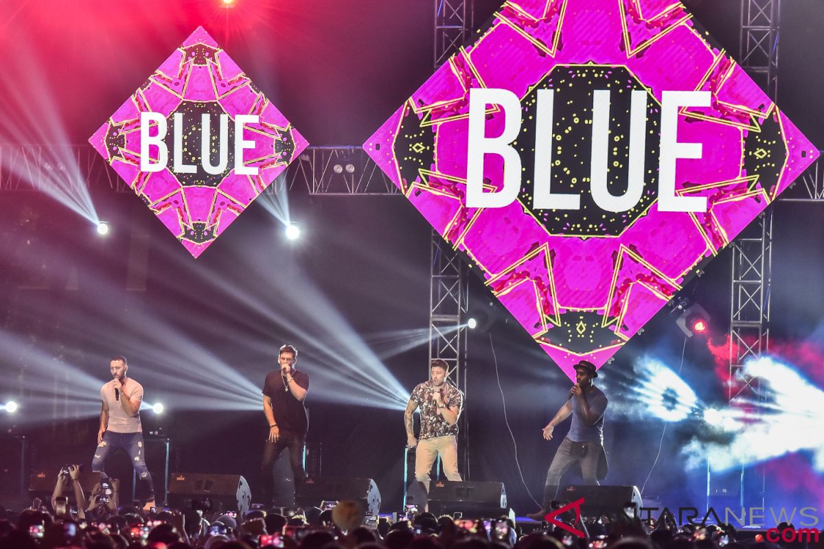 BLUE konser di Surabaya