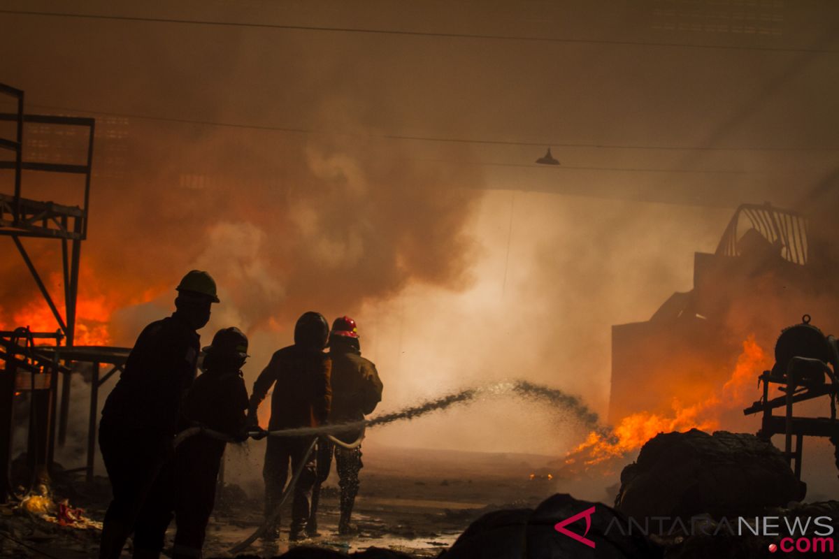 Detik-detik kebakaran pabrik kratom terekam CCTV
