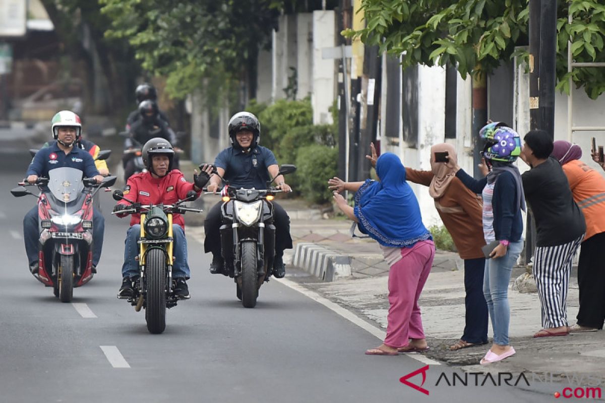 Jokowi tunggangi tracker Kawasaki W175 ke Jalan Braga Bandung