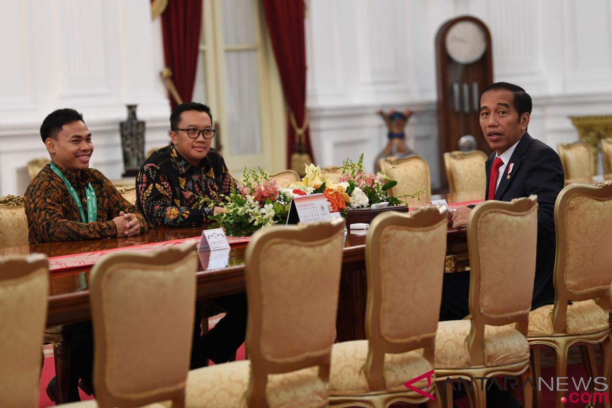 President Jokowi receives weightlifter Eko Yuli