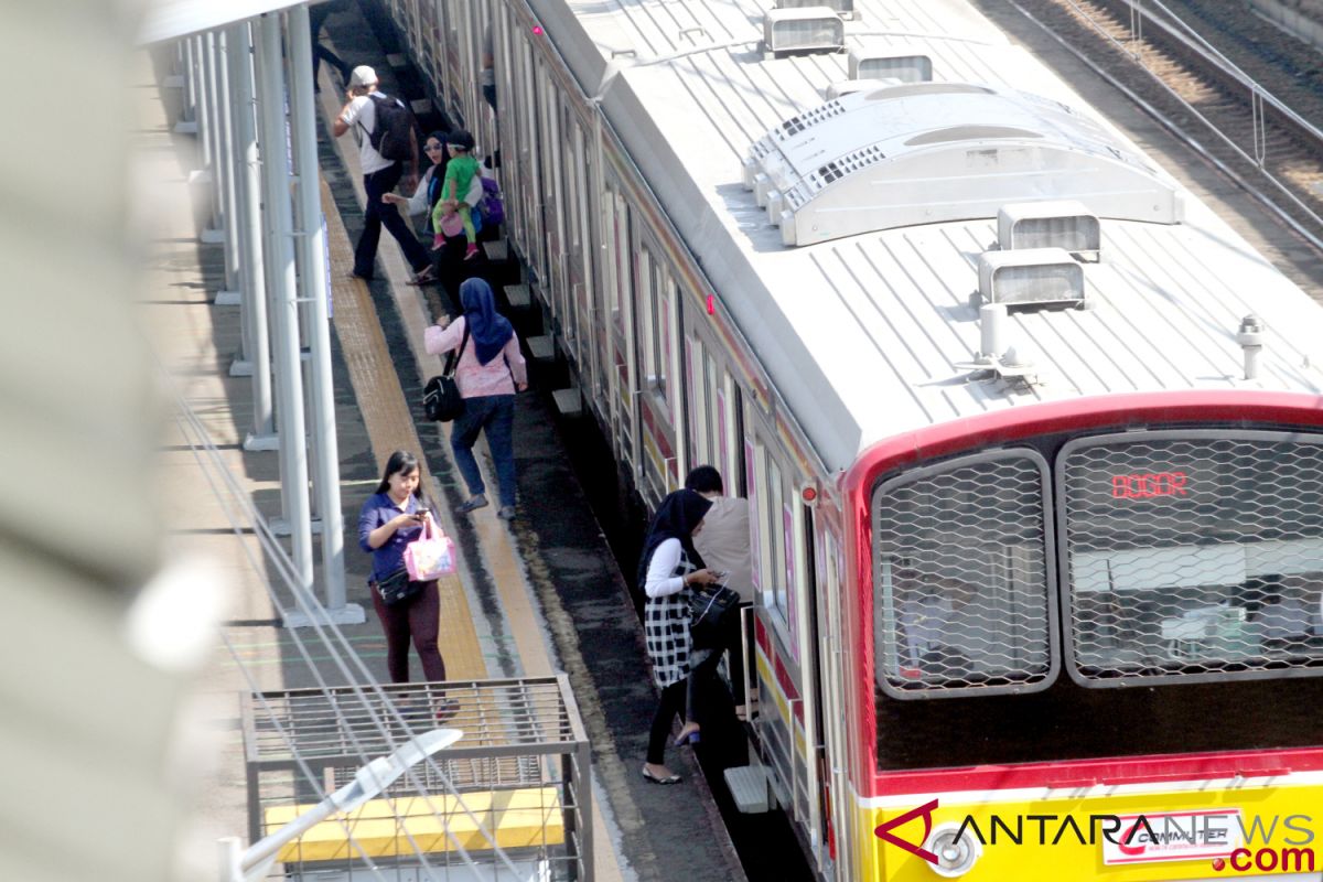 KRL Jakarta-Bogor sempat terganggu karena truk anjlok di Citayam