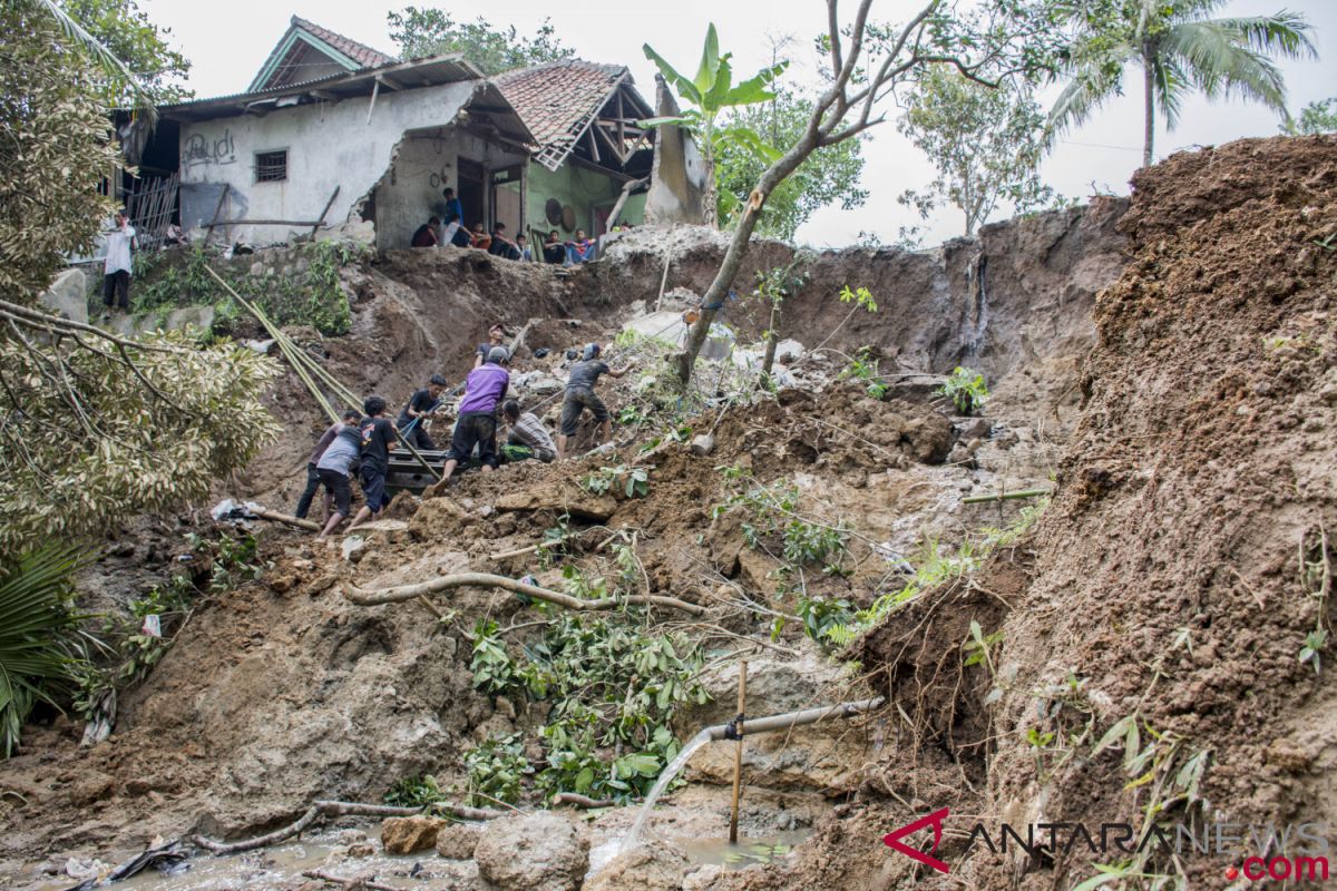BNPB: empat warga tewas tertimbun longsor di Sukabumi