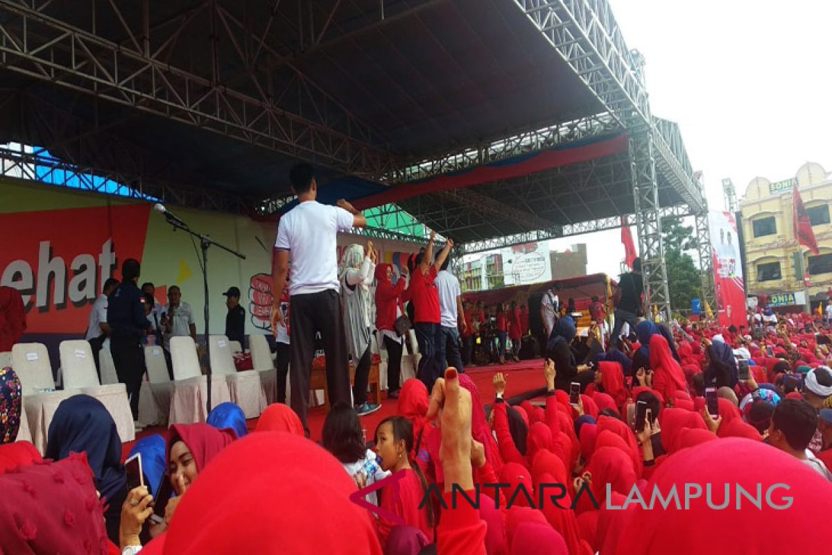 Artis Ibu Kota meriahkan jalan sehat bersama jokowi