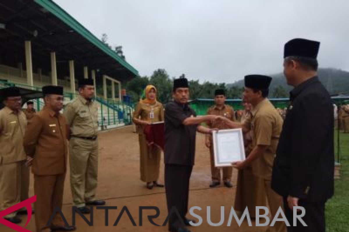 OPD Sijunjung terbaik hasil audit kearsipan terima pengharagaan bupati