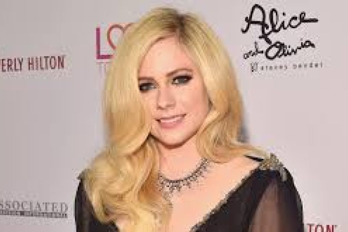 Avril Lavigne tanggapi rumor kloning dirinya